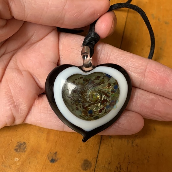 2 Black and Clear glass necklaces - Picture 6 of 7